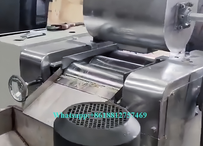 Machine à fabriquer des savons destinée à de petites usines