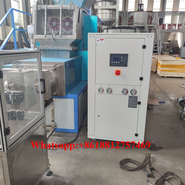 La machine à fabriquer du savon fabriquée en Chine a un bon rapport qualité-prix.